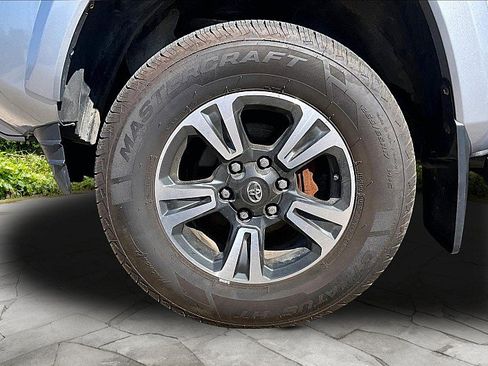 Used 2017 Toyota Tacoma TRD Sport w/ Tow Package (A/T) image 32