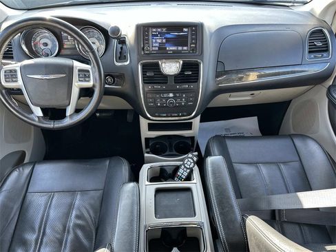 Used 2015 Chrysler Town & Country Touring-L w/ Driver Convenience Group image 14