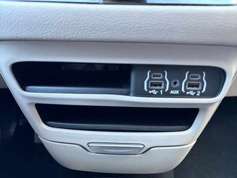 Used 2024 Chrysler Pacifica Select image 12