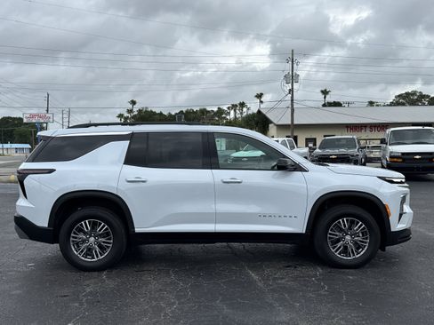 Used 2026 Chevrolet Traverse LT FWD image 9