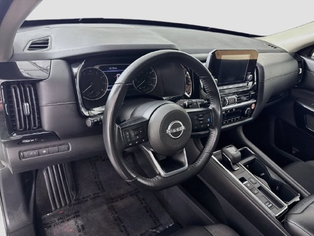Used 2024 Nissan Pathfinder SV FWD image 9