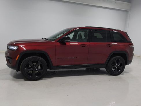 Used 2023 Jeep Grand Cherokee Altitude AWD/4WD image 2
