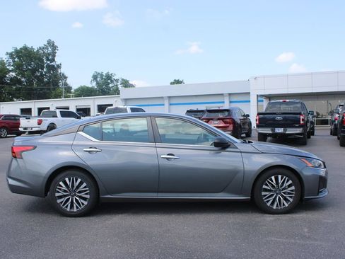 Used 2024 Nissan Altima 2.5 SV FWD image 11