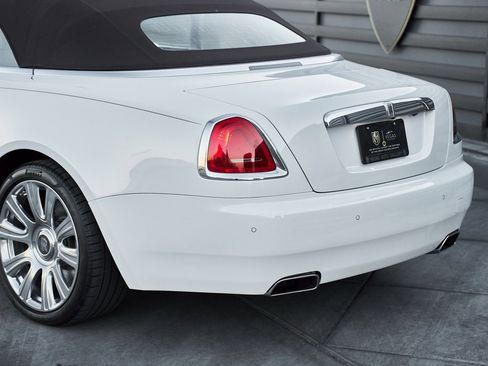 Used 2017 Rolls-Royce Dawn image 11