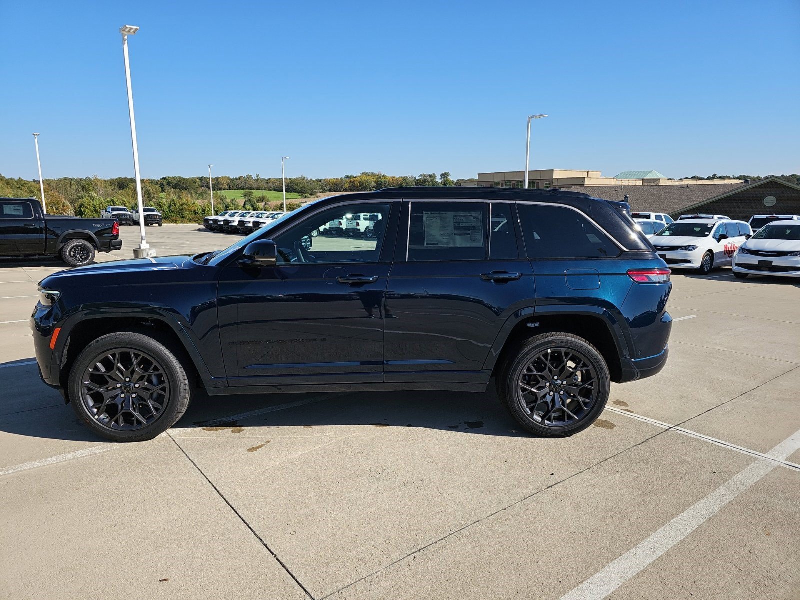 New 2027 Jeep Grand Cherokee Summit AWD/4WD image 2