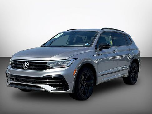 Used 2023 Volkswagen Tiguan SE R-Line AWD/4WD image 3