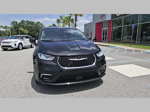 Used 2023 Chrysler Pacifica Touring-L w/ Uconnect Theater Family Group FWD image 19