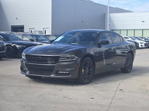 Used 2020 Dodge Charger SXT w/ Blacktop Package image 4