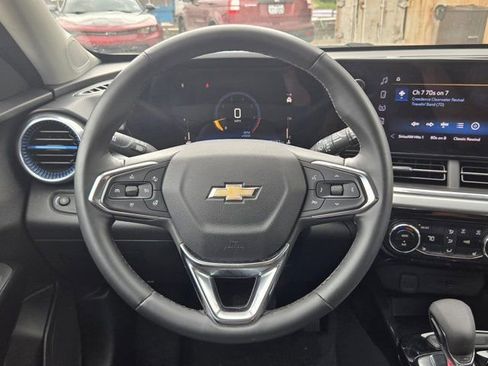 Used 2025 Chevrolet Trax LT w/ LT Convenience Package FWD image 22