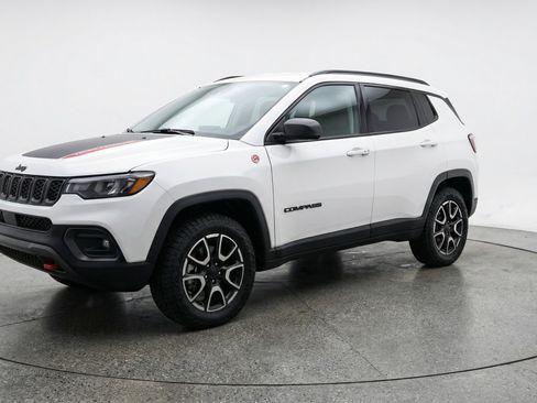 Used 2025 Jeep Compass Trailhawk AWD/4WD image 3