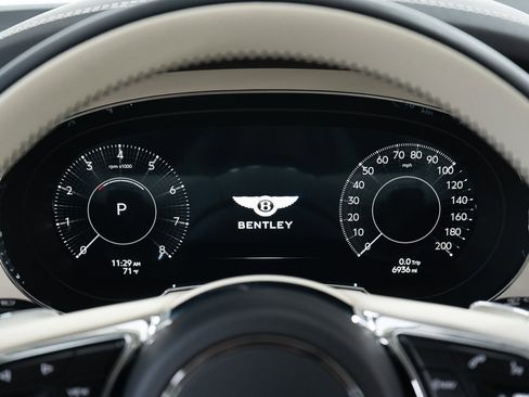 Used 2024 Bentley Bentayga V8 image 31