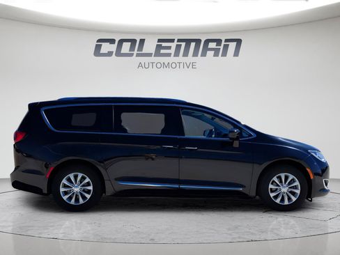 Used 2019 Chrysler Pacifica Touring-L FWD image 6