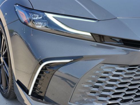 Used 2025 Toyota Camry XSE FWD image 9