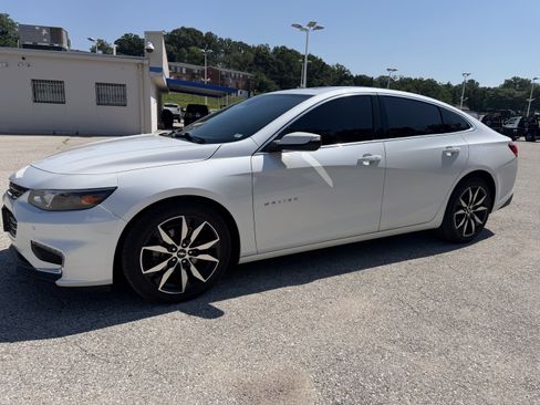 Used 2018 Chevrolet Malibu LT w/ Leather Package FWD image 3
