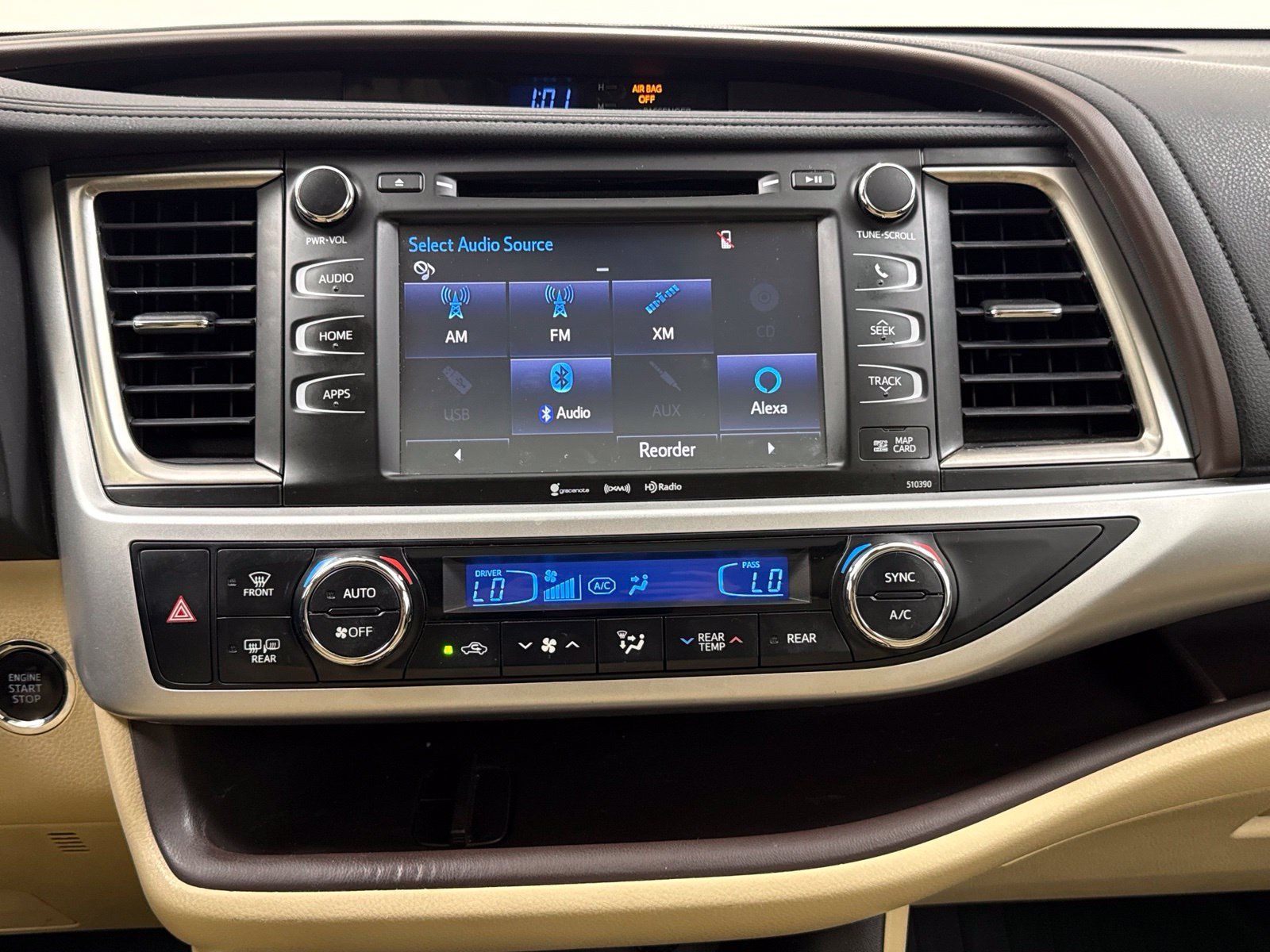 Used 2019 Toyota Highlander XLE FWD image 24