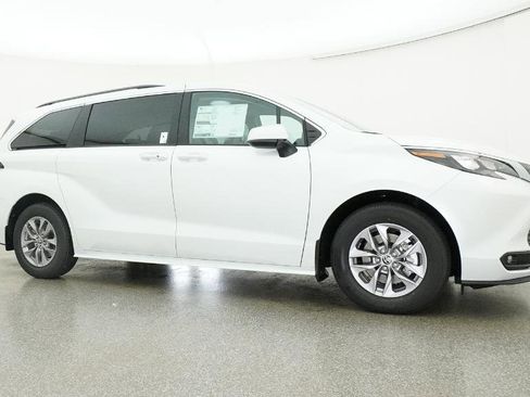 New 2026 Toyota Sienna XLE FWD image 31