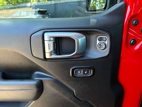 Used 2025 Jeep Wrangler Unlimited Sport AWD/4WD image 18