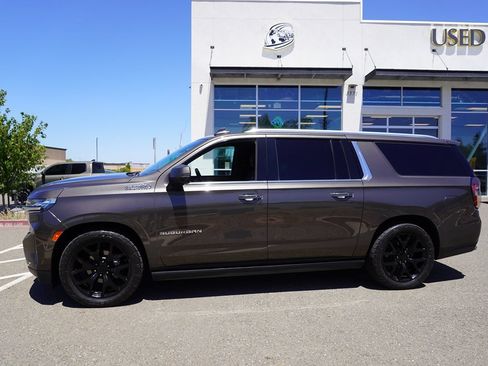 Used 2021 Chevrolet Suburban High Country RWD image 3