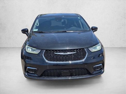 Used 2023 Chrysler Pacifica Touring-L FWD image 2