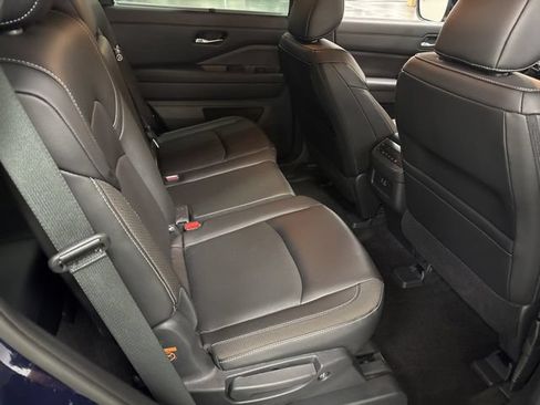 Used 2023 Nissan Pathfinder SL AWD/4WD image 12