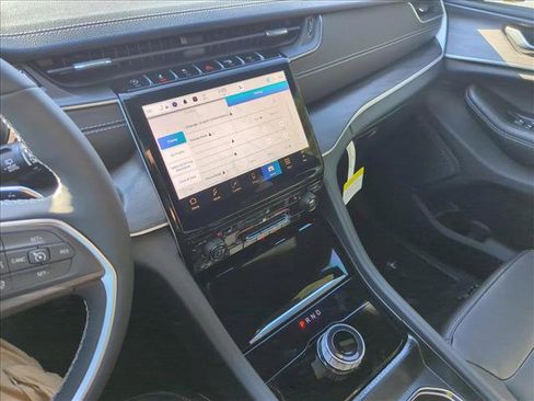 New 2025 Jeep Grand Cherokee Limited w/ Black Appearance Package image 18