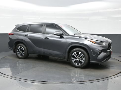 Used 2023 Toyota Highlander XLE AWD/4WD image 7