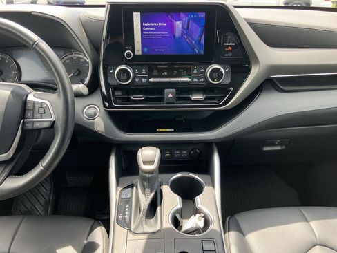 Used 2023 Toyota Highlander XLE FWD image 17