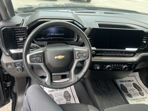 Used 2023 Chevrolet Silverado 1500 LT AWD/4WD image 8