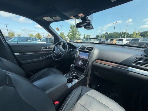 Used 2018 Ford Explorer Limited w/ Equipment Group 301A AWD/4WD image 12