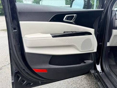 Used 2024 Kia Carnival EX FWD image 11