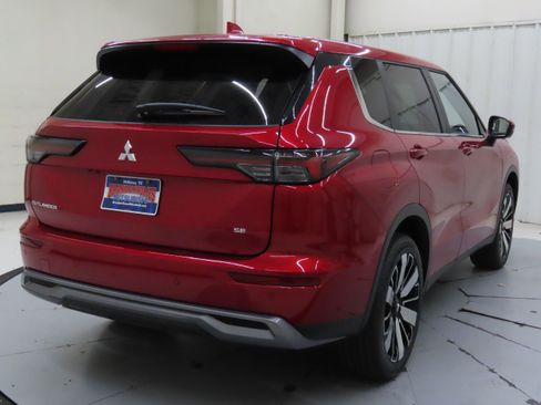 New 2025 Mitsubishi Outlander SE image 3