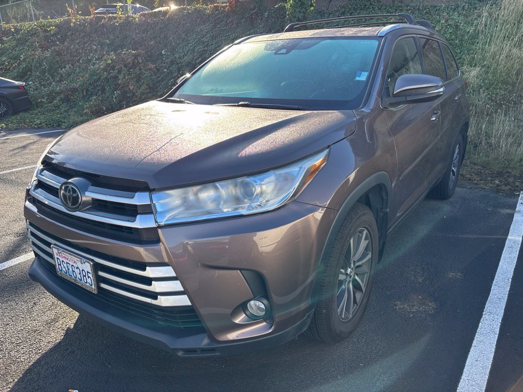 Used 2017 Toyota Highlander XLE AWD/4WD image 1