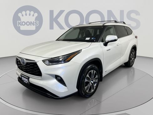 Used 2021 Toyota Highlander XLE AWD/4WD image 1