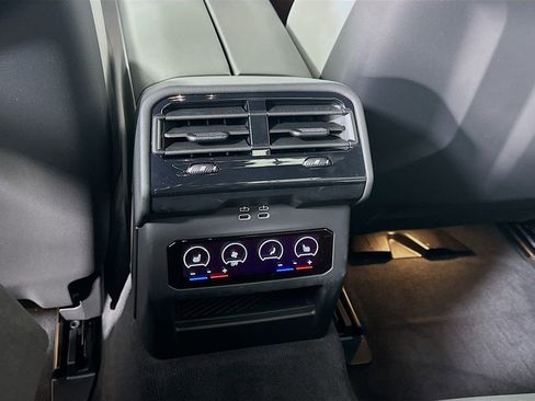 Used 2025 BMW M5 w/ Carbon Package image 25