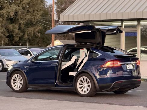 Used 2016 Tesla Model X 60D image 7