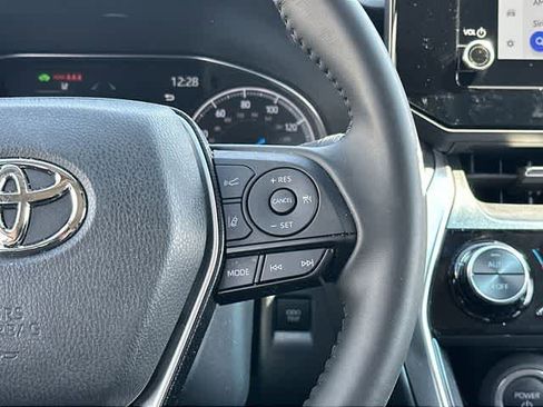 Used 2024 Toyota Venza LE image 9
