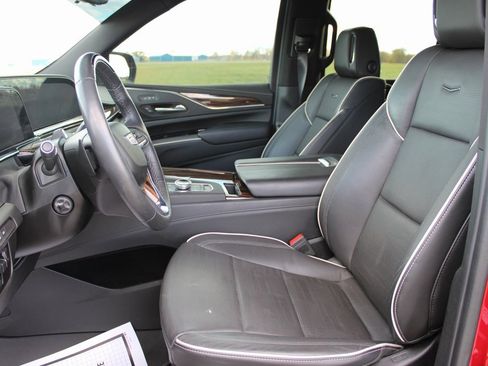 Used 2023 Cadillac Escalade Premium Luxury w/ Performance Package image 9