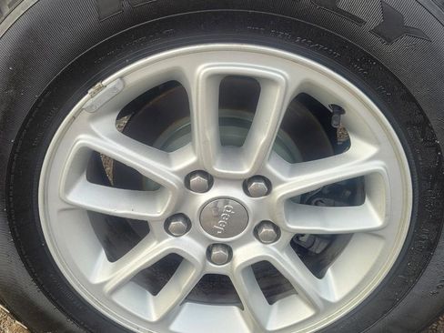 Used 2019 Jeep Grand Cherokee Laredo image 43