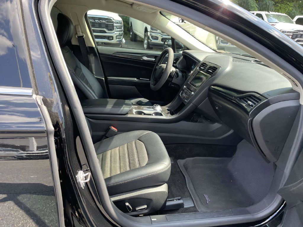 Used 2018 Ford Fusion SE w/ Equipment Group 201A FWD image 12