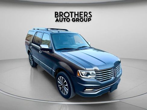 Used 2016 Lincoln Navigator Select RWD image 3