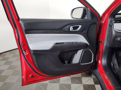 Used 2024 Jeep Compass Latitude image 11