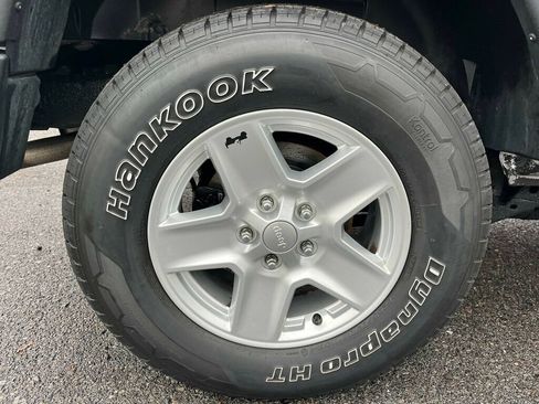 Used 2018 Jeep Wrangler Sport image 13