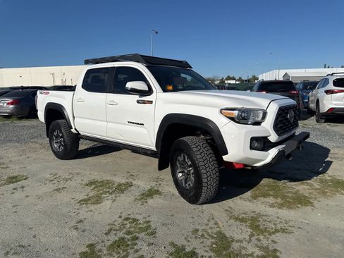 Used 2020 Toyota Tacoma TRD Off-Road w/ Technology Package image 3