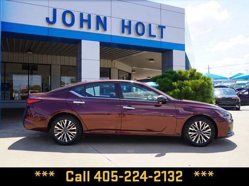 Used 2025 Nissan Altima 2.5 SV FWD image 8