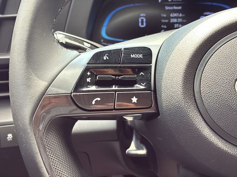 Used 2025 Hyundai Elantra Sport FWD image 23