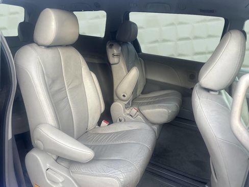 Used 2011 Toyota Sienna XLE image 17