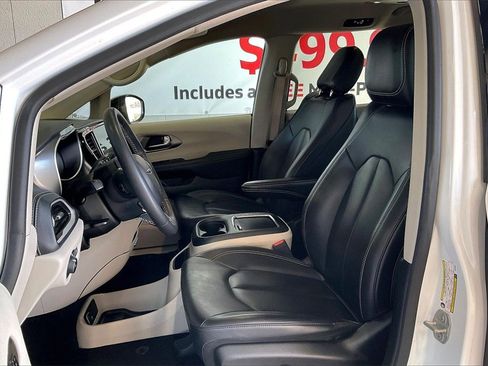 Used 2024 Chrysler Pacifica Select image 3