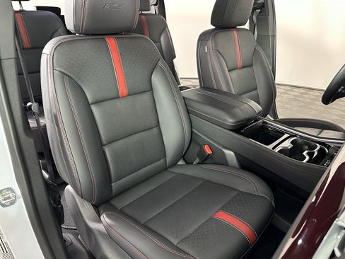 Used 2024 Chevrolet Traverse RS image 30