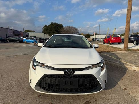Used 2021 Toyota Corolla LE image 2