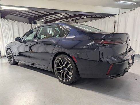 Used 2023 BMW 740i image 3